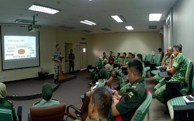 SESI TAKLIMAT KEPIMPINAN PEGAWAI PEMERINTAH BERSAMA PEGAWAI-PEGAWAI DAN JURULATIH-JURULATIH SEKOLAH PERTUKANGAN TENTERA INSTITUT LATIHAN ANGKATAN BERSENJATA DIRAJA BRUNEI