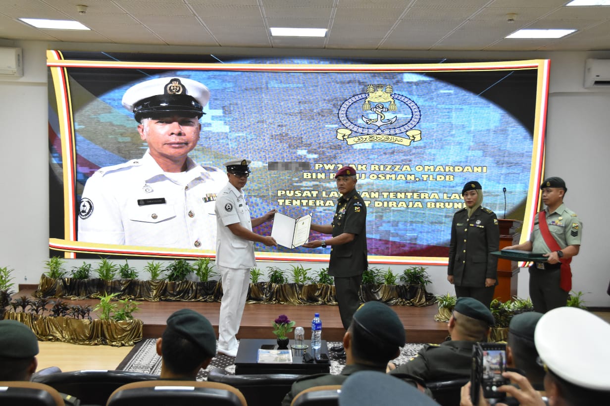 Majlis Penyampaian Sijil dan Penutupan Rasmi Kursus Kepimpinan dan Pengurusan Pegawai Waran Siri 1 2025 06.png