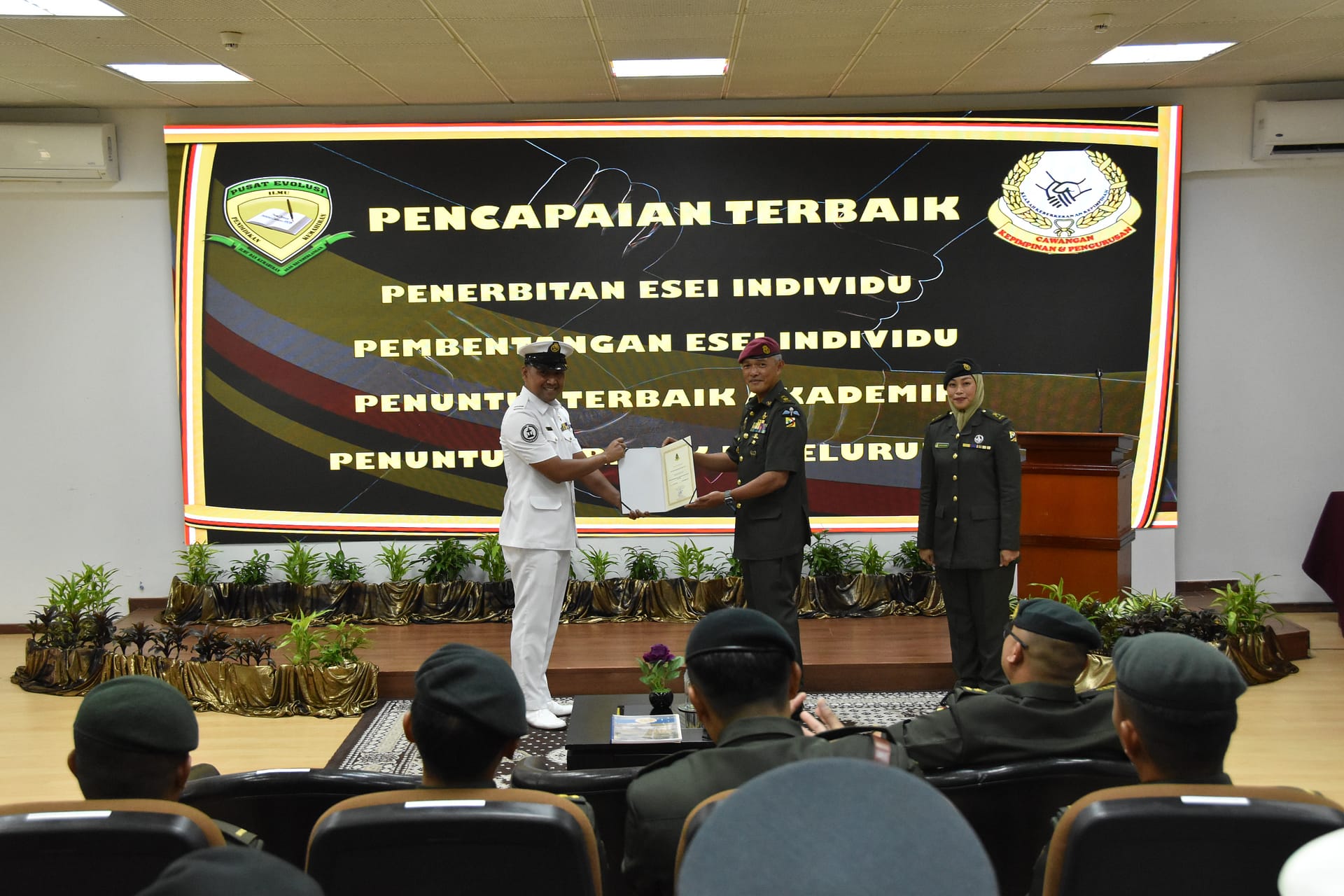 Majlis Penyampaian Sijil dan Penutupan Rasmi Kursus Kepimpinan dan Pengurusan Pegawai Waran Siri 1 2025 08.jpg