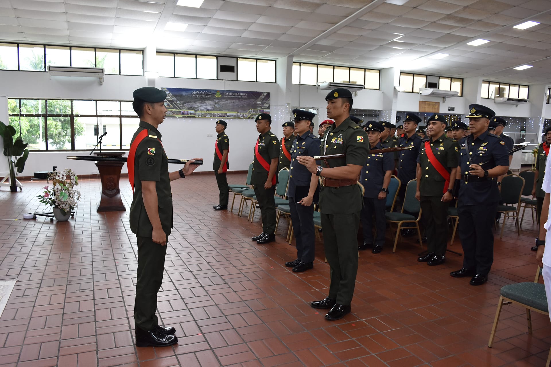 Sesi Sarjan Mejar Angkatan Bersenjata Diraja Brunei (SM ABDB) bersama Para Pemimpin Kursus Kepimpinan dan Pengurusan Pegawai Waran Siri 2 2025 01.jpg