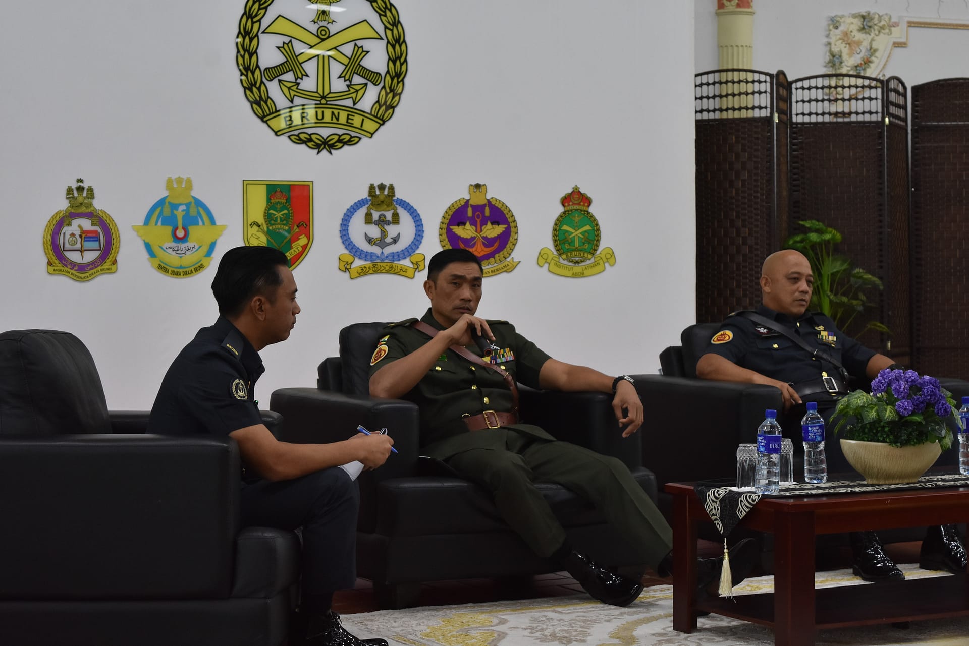 Sesi Sarjan Mejar Angkatan Bersenjata Diraja Brunei (SM ABDB) bersama Para Pemimpin Kursus Kepimpinan dan Pengurusan Pegawai Waran Siri 2 2025 02.jpg