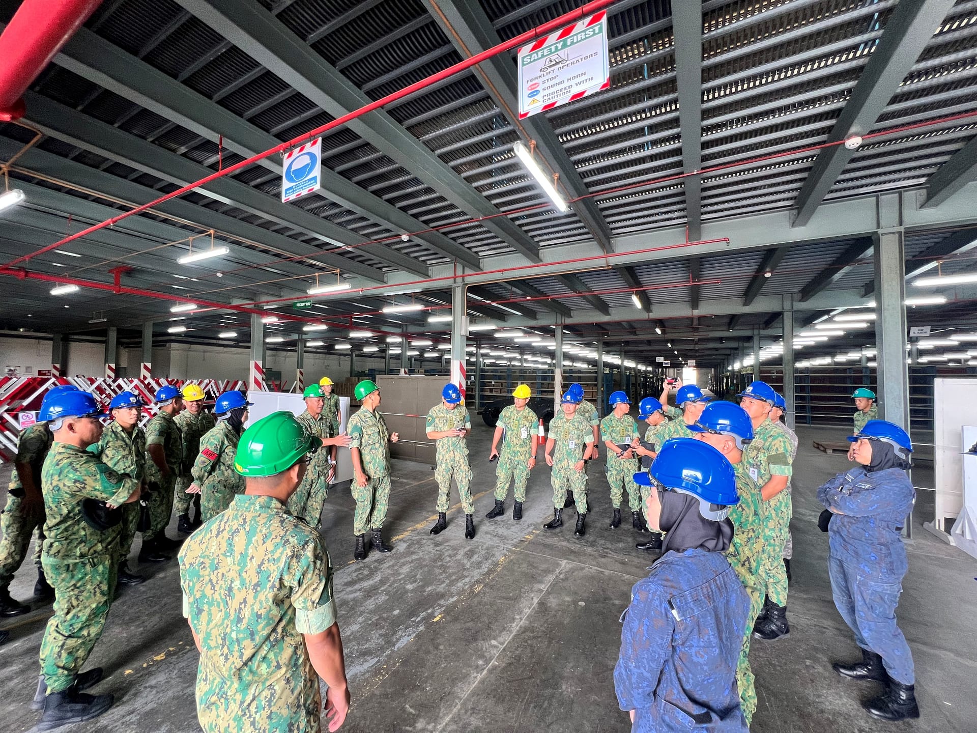 Lawatan pertama telah diadakan di Depoh Logistik, Khidmat Bantuan Kombat Tentera Darat Diraja Brunei 01.jpg