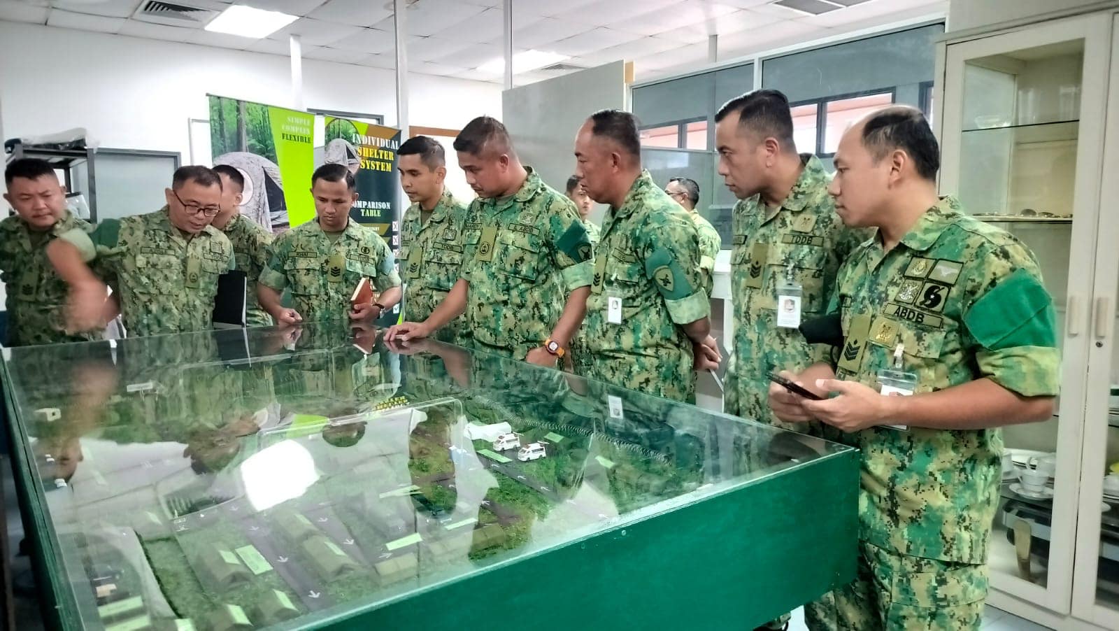 Lawatan pertama telah diadakan di Depoh Logistik, Khidmat Bantuan Kombat Tentera Darat Diraja Brunei 03.png