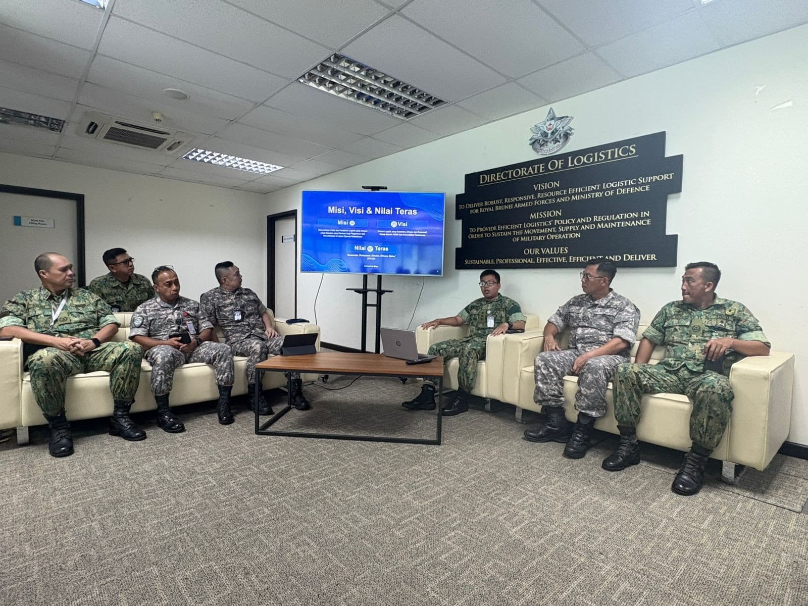 Lawatan pertama telah diadakan di Depoh Logistik, Khidmat Bantuan Kombat Tentera Darat Diraja Brunei 06.jpg