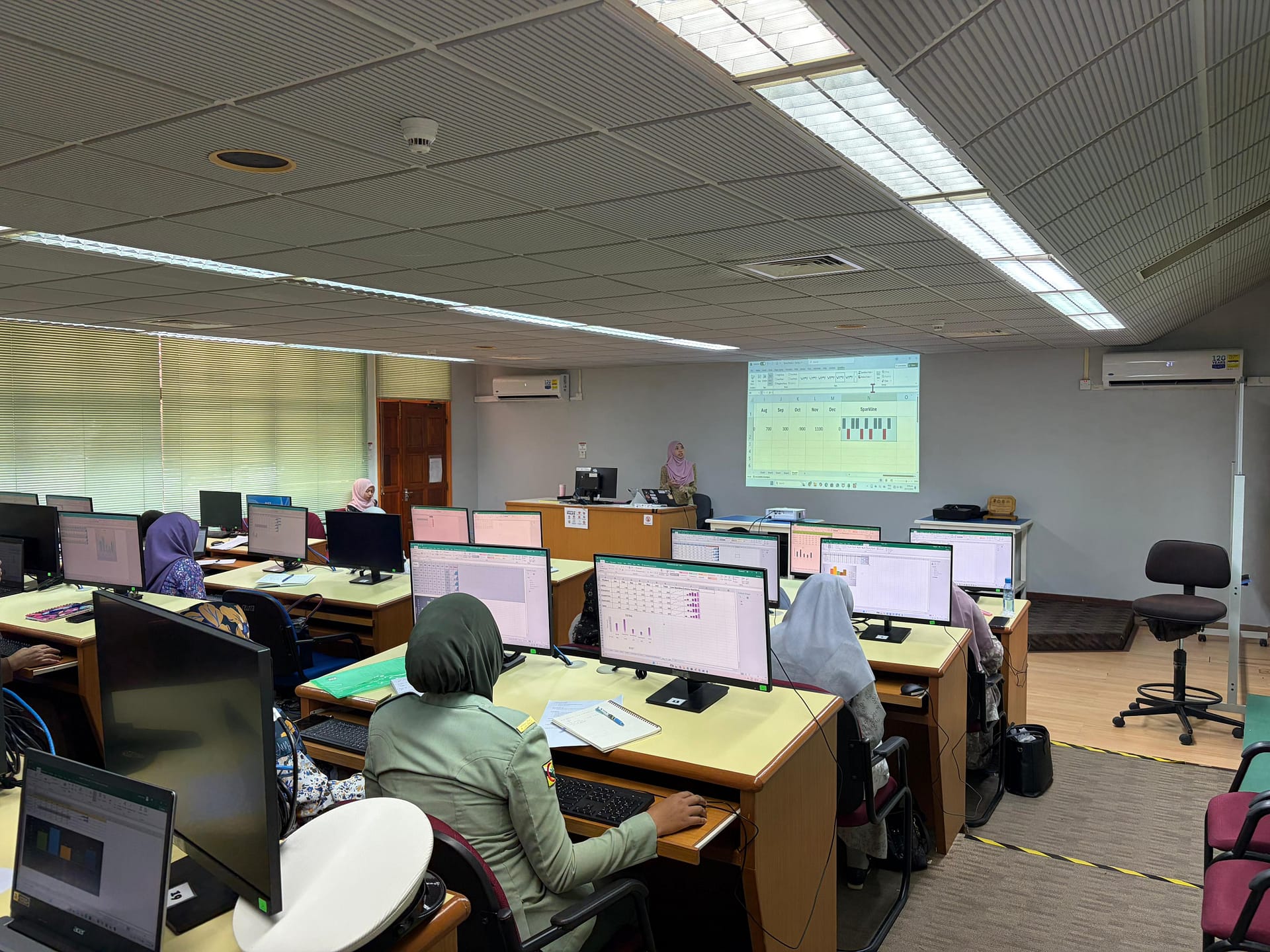 Bengkel Data Analytic (Microsoft Excel) Sesi 2025Bengkel Data Analytic (Microsoft Excel) Sesi 2025 04.jpg