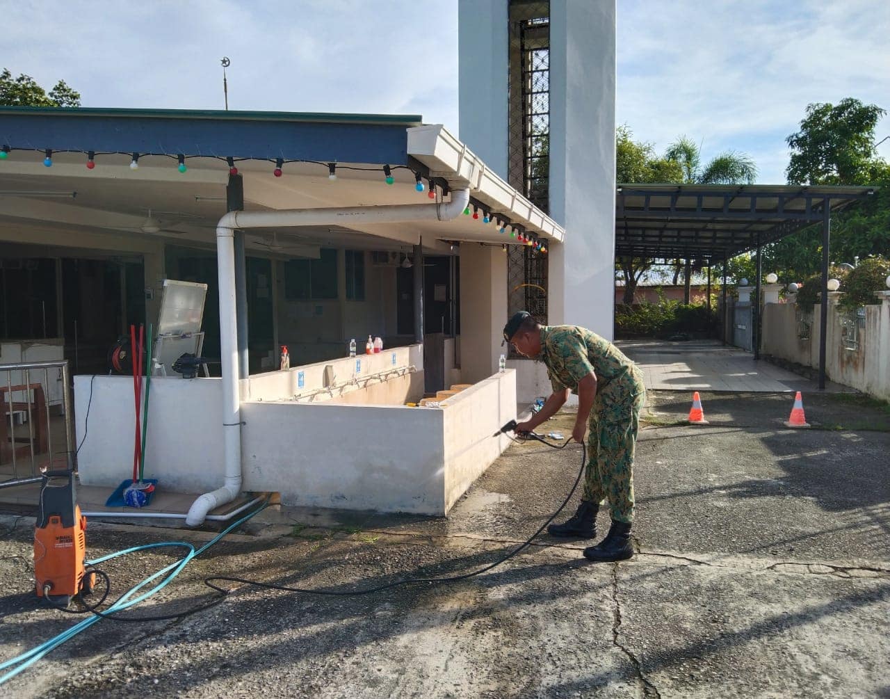 mmbrsihkan masjid 4.jpeg