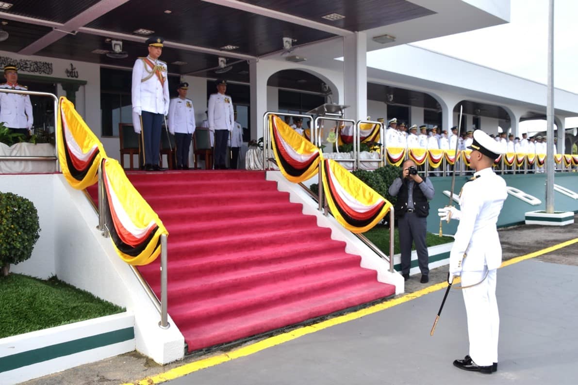 Leftenen Madya Muhd Hisyam bin Roslee melapor perbarisan.jpg