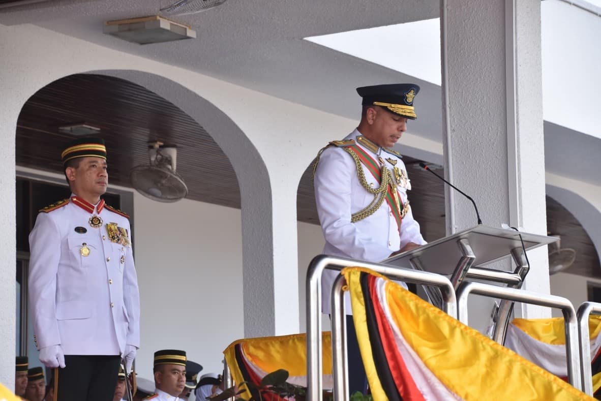 Pegawai Menerima Tabik Hormat memberikan ucapan.jpg