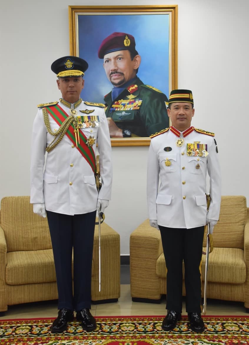 Pegawai Menerima Tabik Hormat bersama YM Komandan IL ABDB.jpg