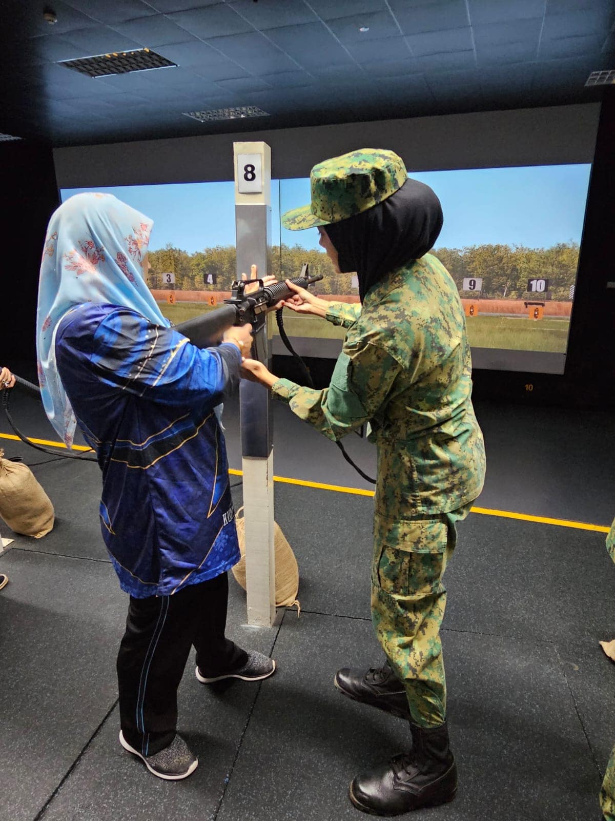Pengasuh mengajar cara penggunaan senjata ringan.jpg