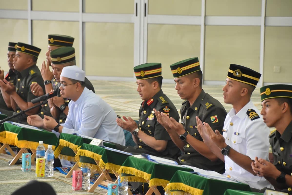 YANG MULIA KOMANDAN MEMBACA DOA.jpg