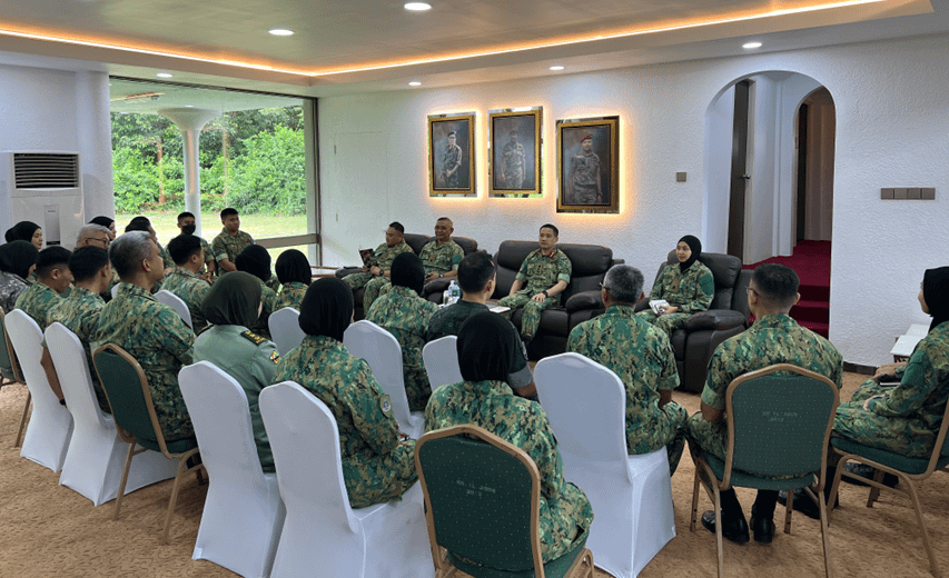 KOMANDAN TALK WITH OFFICERS 27824.png