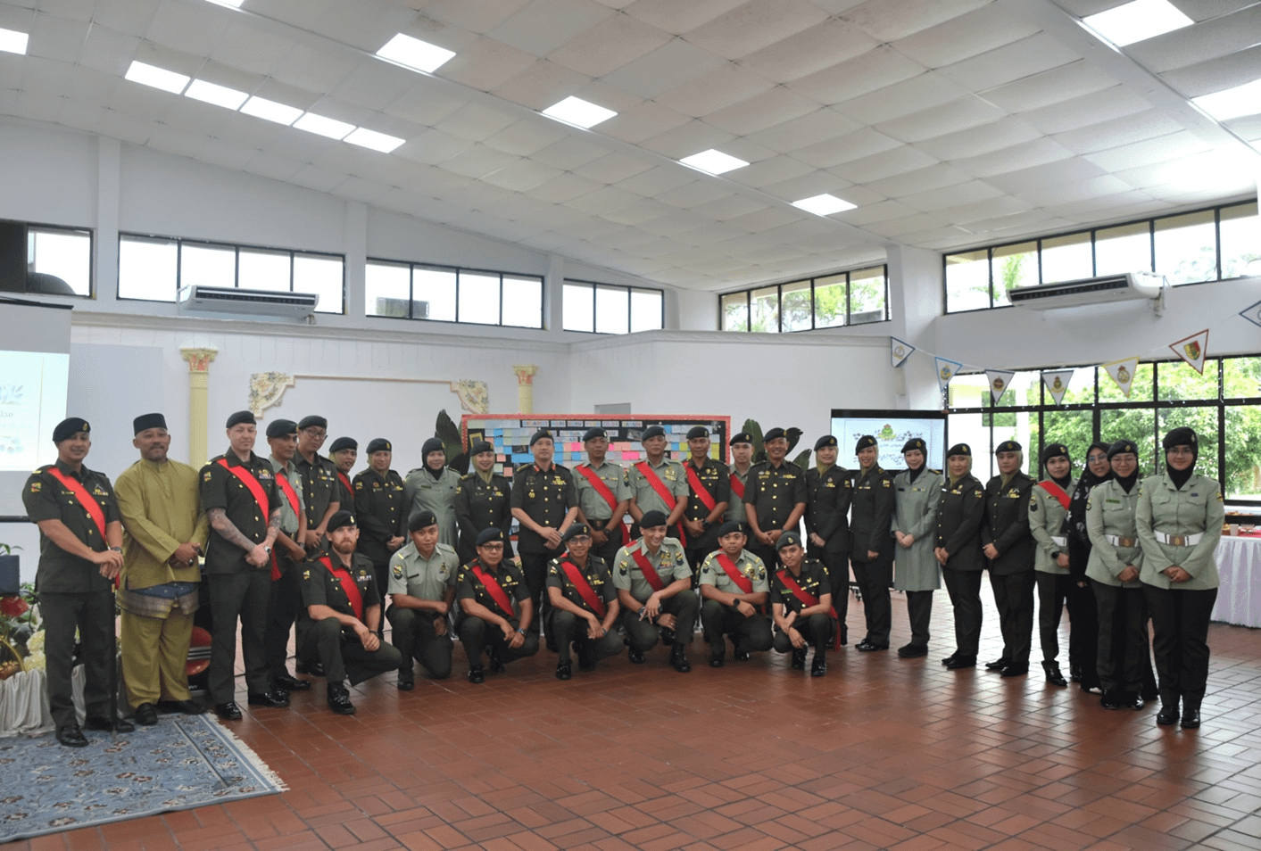INSTITUT LATIHAN ANGKATAN BERSENJATA DIRAJA BRUNEI MERAIKAN SAMBUTAN HARI GURU KE-34 6.png