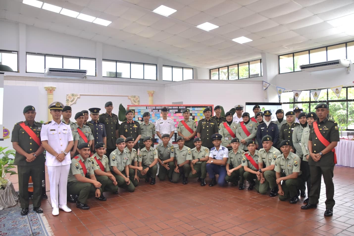 INSTITUT LATIHAN ANGKATAN BERSENJATA DIRAJA BRUNEI MERAIKAN SAMBUTAN HARI GURU KE-34 7.png