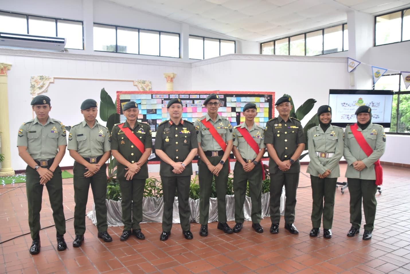 INSTITUT LATIHAN ANGKATAN BERSENJATA DIRAJA BRUNEI MERAIKAN SAMBUTAN HARI GURU KE-34 8.png