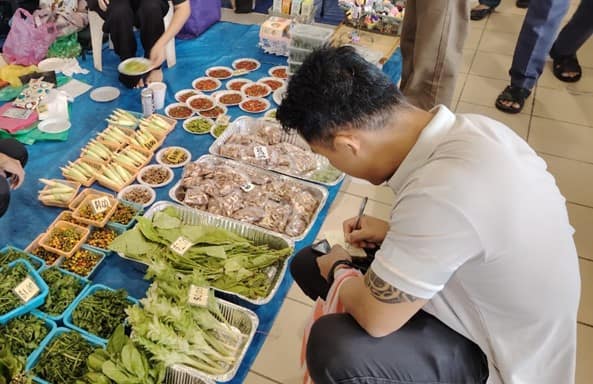 Malay course visit to Tamu Tutong 2.jpg