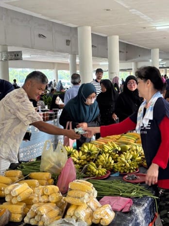 Malay course visit to Tamu Tutong 3.jpg