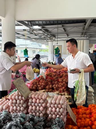 Malay course visit to Tamu Tutong 4.jpg