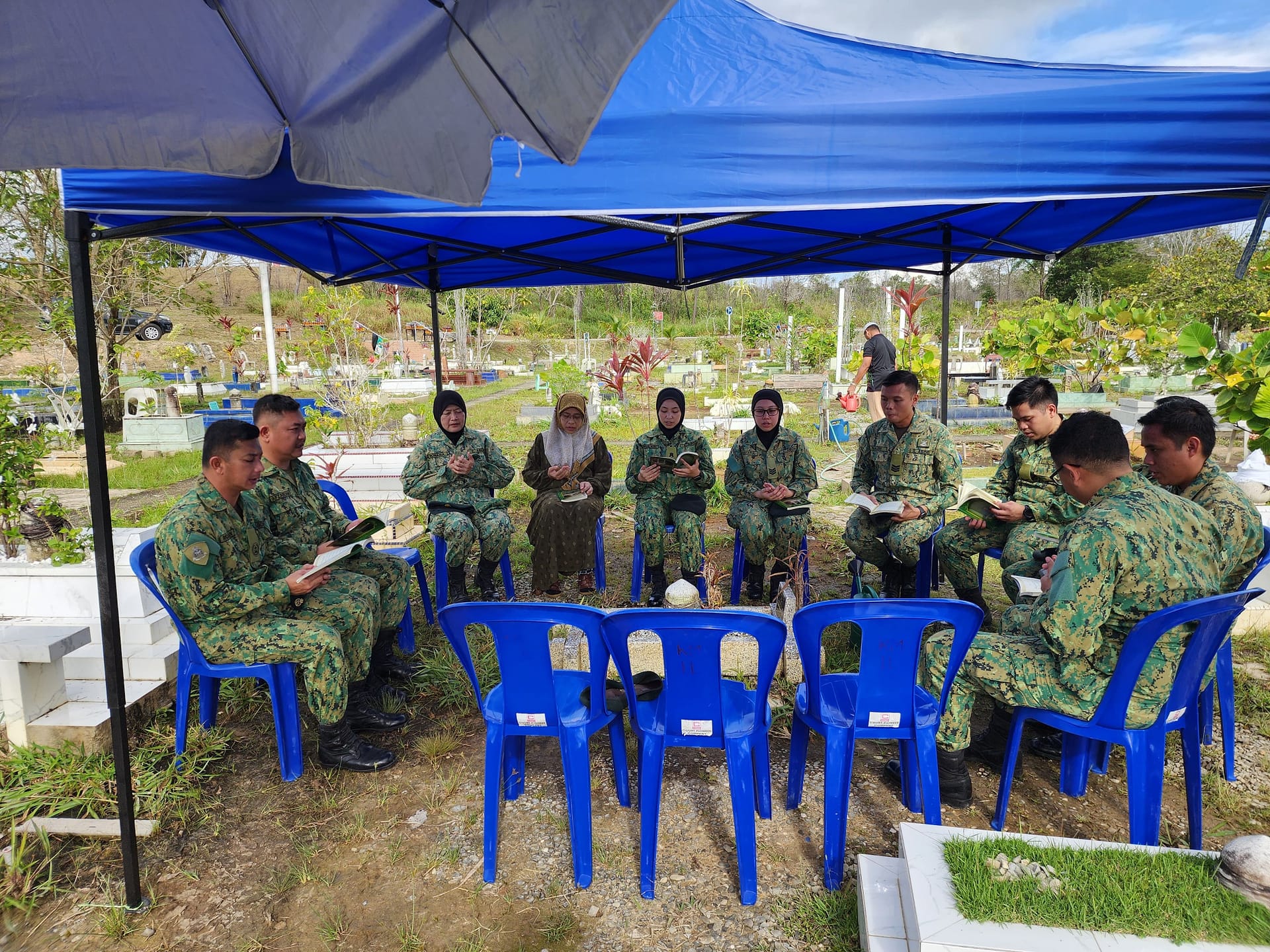 kempen kebersihan bertempat di tanah perkuburan 02.jpg