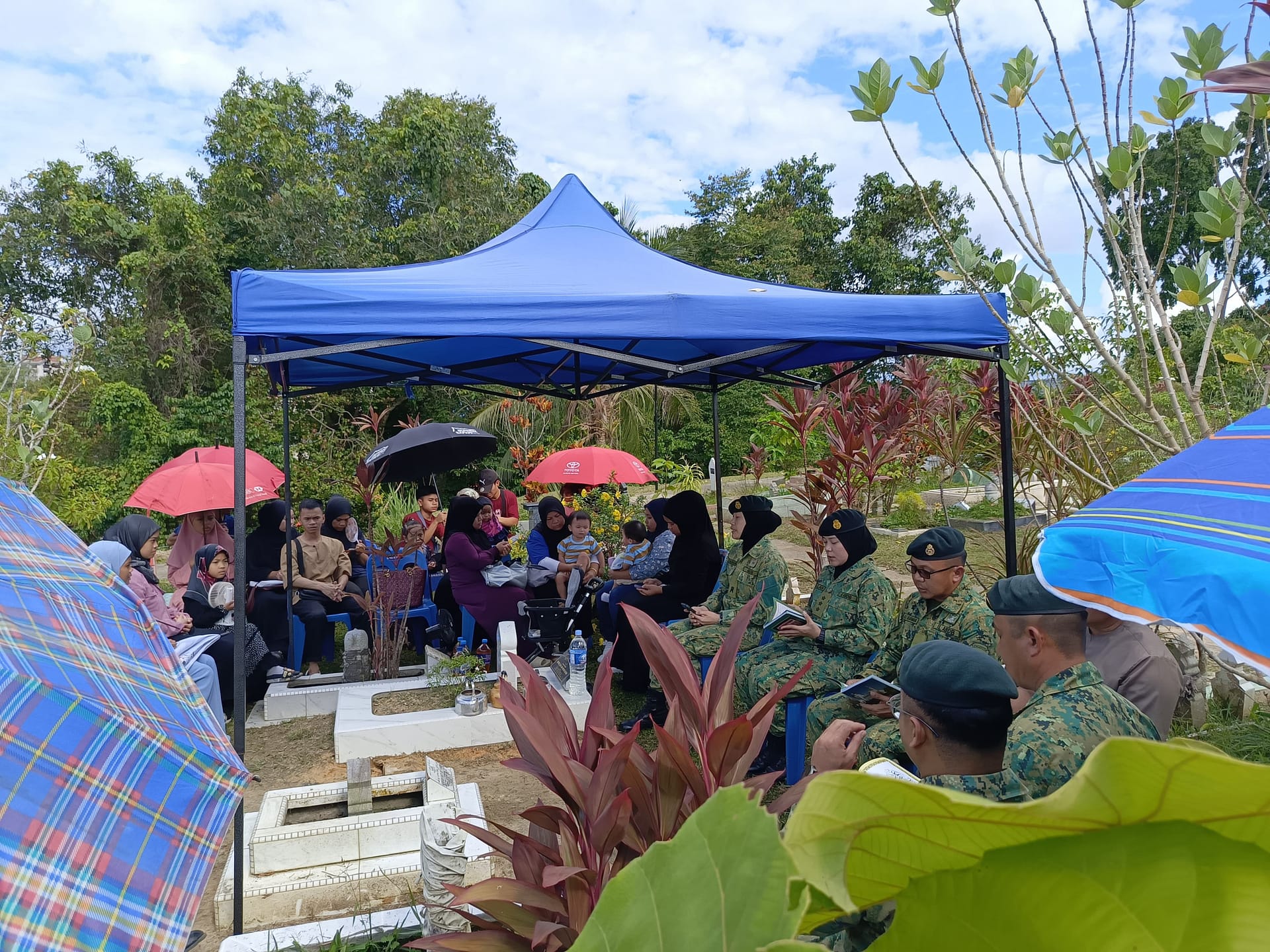kempen kebersihan bertempat di tanah perkuburan 06.jpg