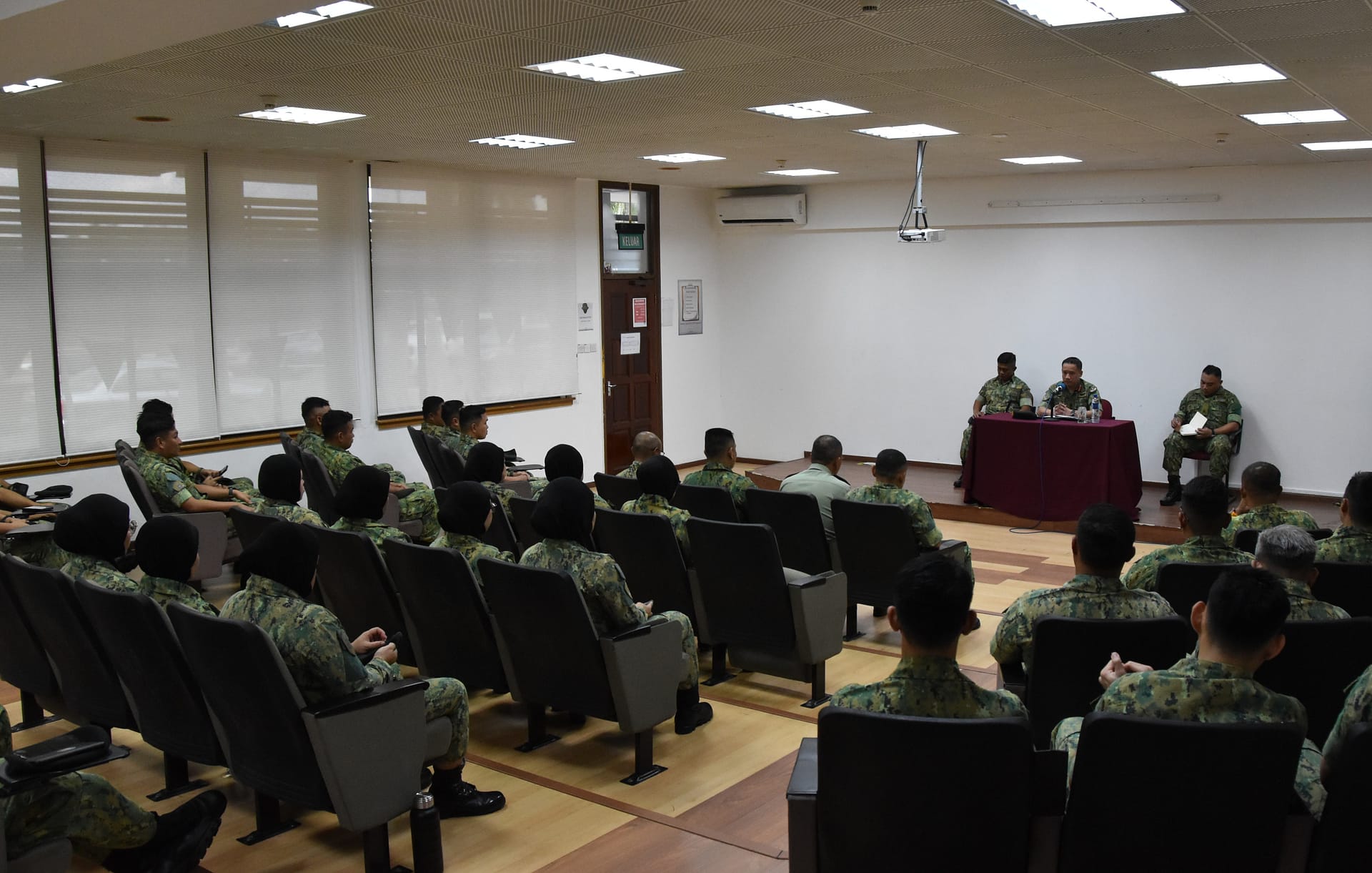 PRJMPAAN KOMANDAN BERSAMA JURULATIH MAY 01.JPG