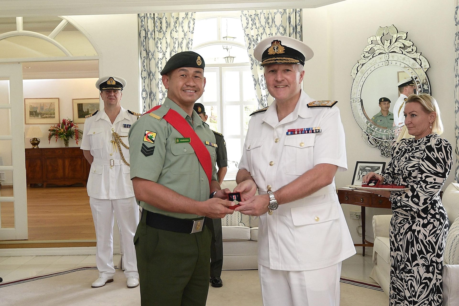 anugerahkan Pingat Pertabalan King Charles III 01.jpg