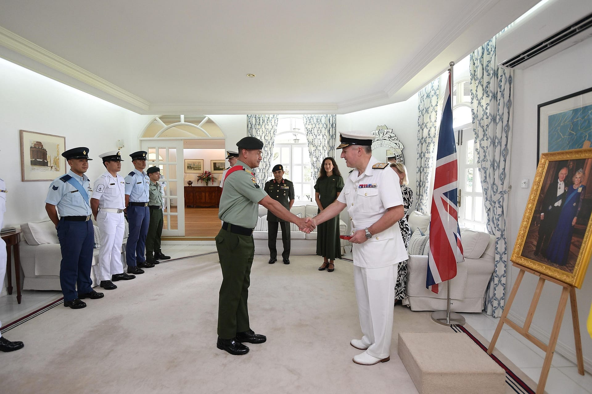 anugerahkan Pingat Pertabalan King Charles III 02.jpg