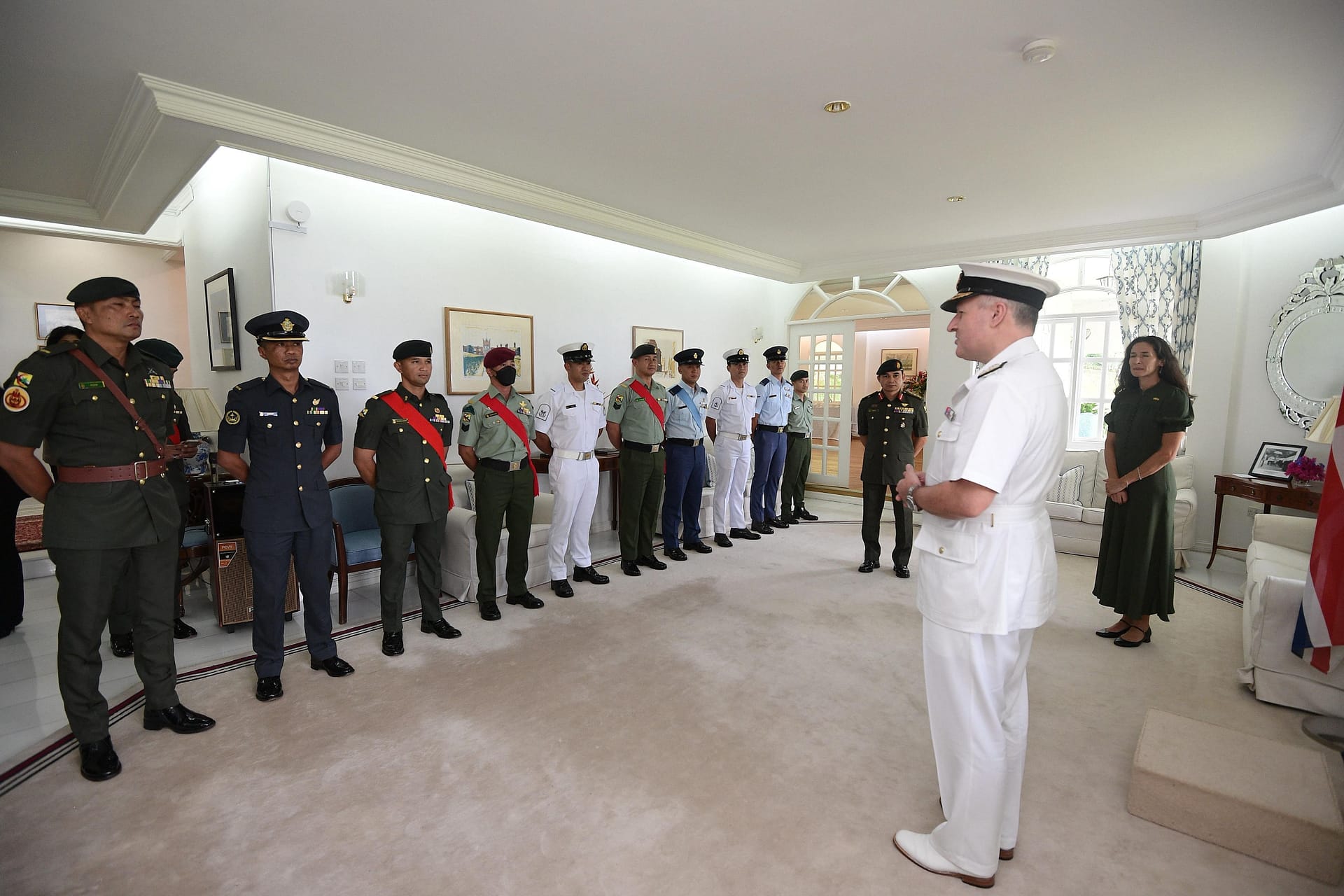 anugerahkan Pingat Pertabalan King Charles III 05.jpg