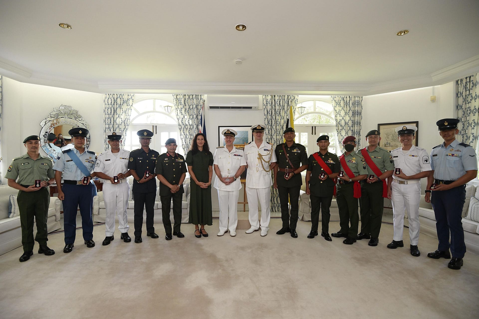 anugerahkan Pingat Pertabalan King Charles III 06.jpg