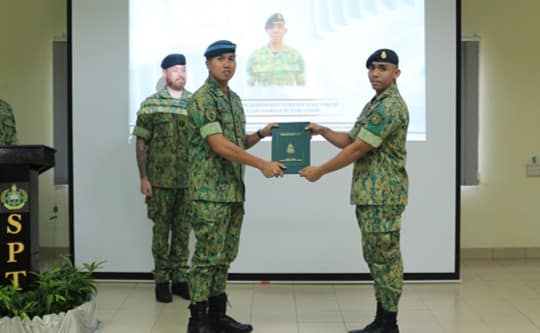 Majlis Penutupan dan Penyampaian Sijil Kursus Teknisyen Persenjataan dan Instrumen Asas Siri 2025 02.jpg