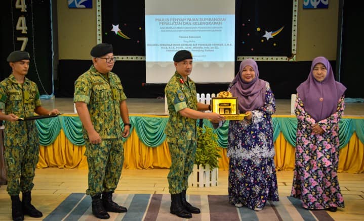 Majlis Penyerahan Kelengkapan Sekolah kepada Sekolah 04.jpg
