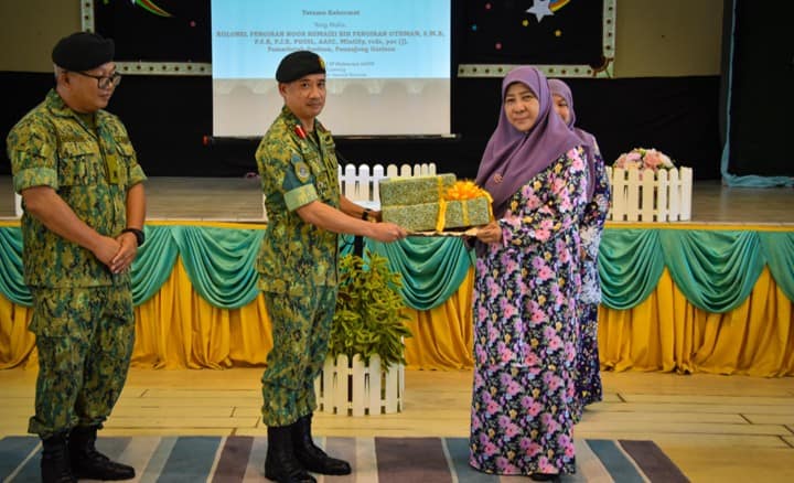 Majlis Penyerahan Kelengkapan Sekolah kepada Sekolah 05.jpg