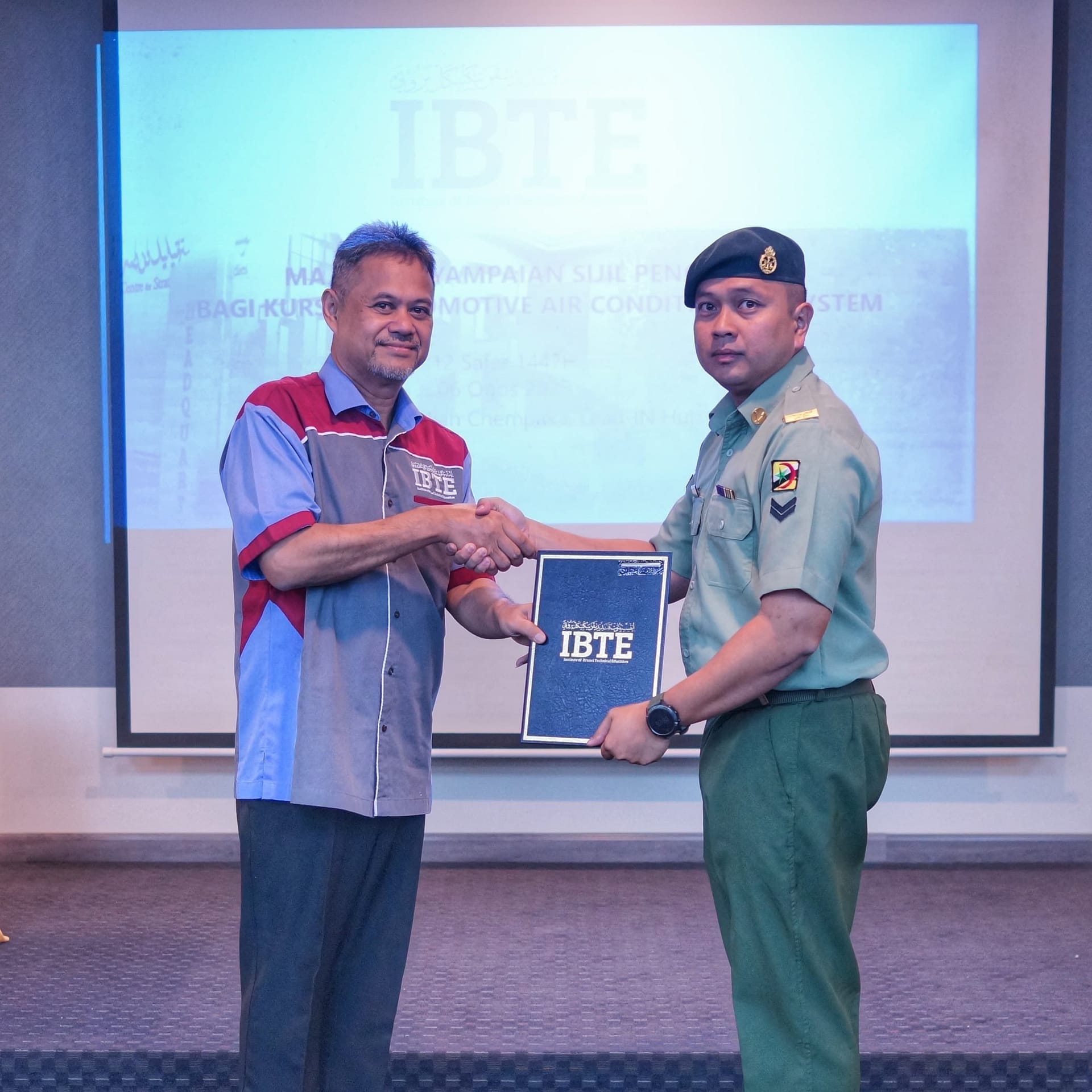 Majlis Penyampaian Sijil bagi the Automotive Air-conditioning System Course 03.jpg