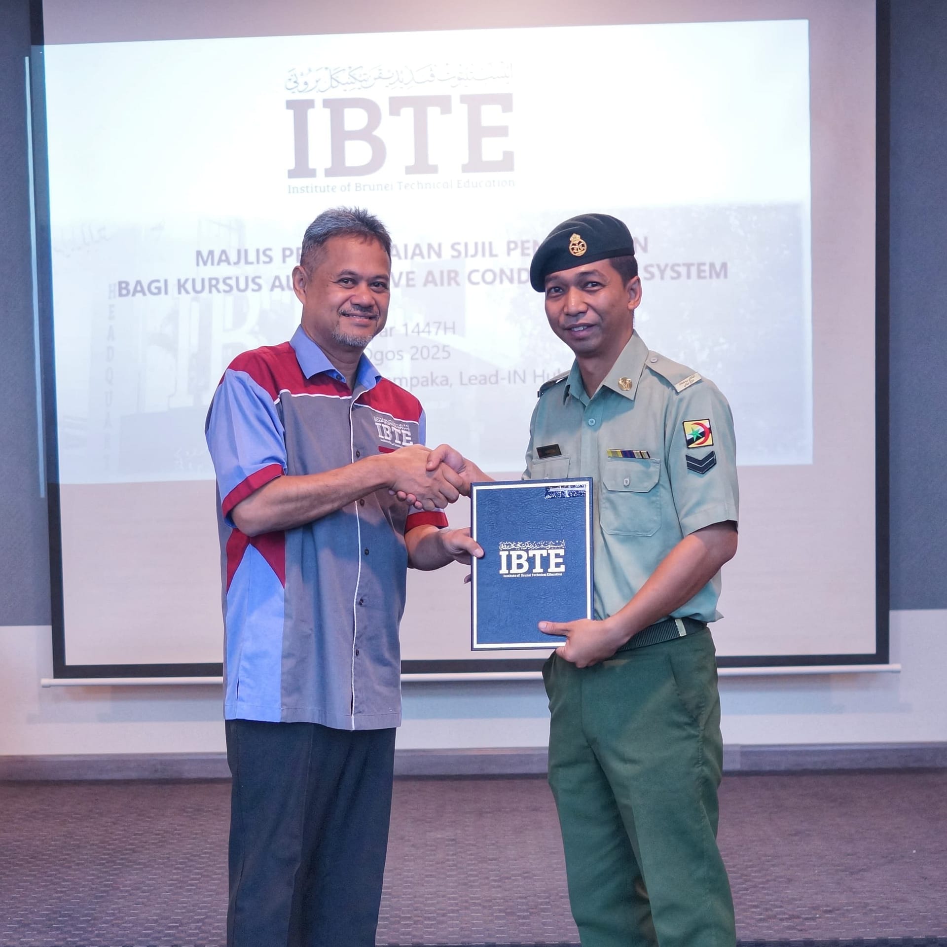 Majlis Penyampaian Sijil bagi the Automotive Air-conditioning System Course 04.jpg