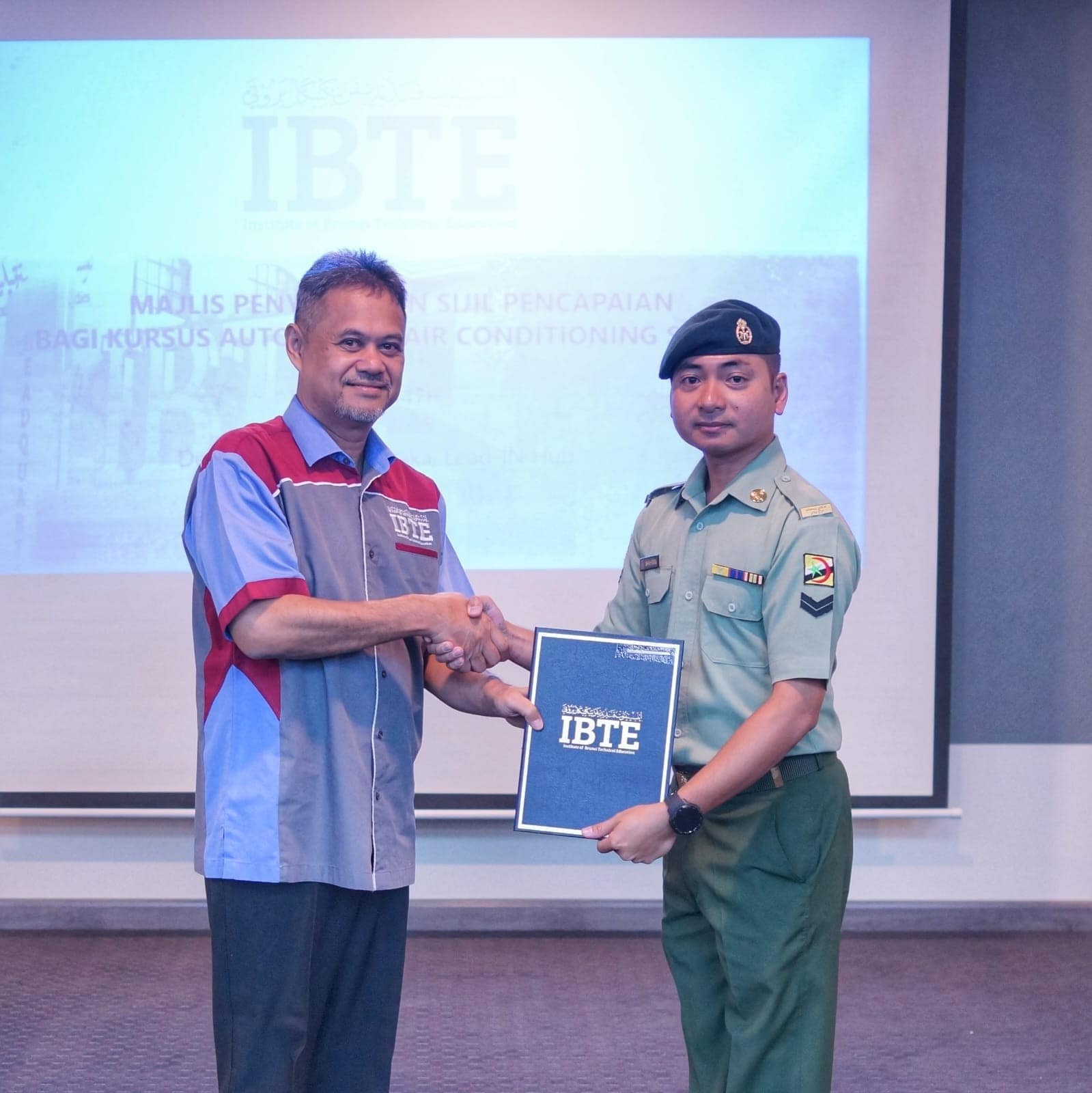 Majlis Penyampaian Sijil bagi the Automotive Air-conditioning System Course 05.jpg